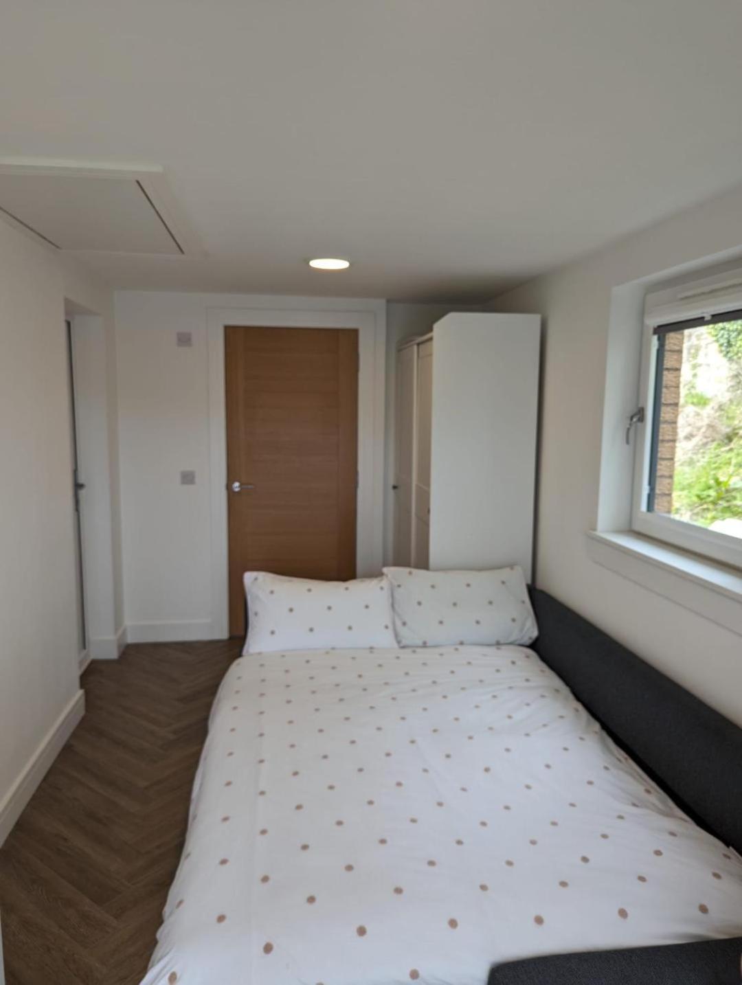 En-Suite Double Room With Private Entrance Edinburg Exteriör bild